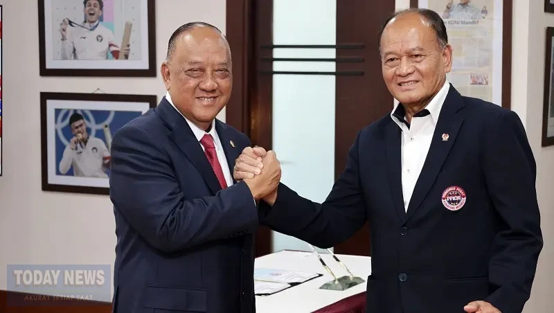 Ketua Umum PP KBI 2026 – 2030 Ngatino bersalam komando dengan Ketua Umum KONI Pusat Letjen TNI (Purn) Marciano Norman pada pelantikan PP KBI di Jakarta, Rabu (16/9/2026). (Foto: Istimewa)