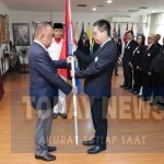 Ketua Umum PB PTMSI 2026 – 2030 Peter Layardi Lay menerima petaka PTMSI dari Ketua Umum KONI Pusat Letjen TNI (Purn) Marciano Norman dalam pelantikan pengurus di Jakarta, Rabu (16/9/2026). (Foto: Istimewa)