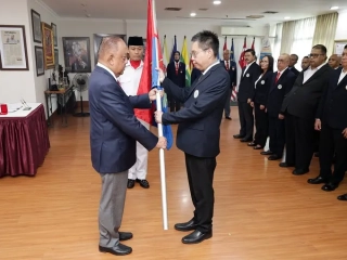 Ketua Umum PB PTMSI 2026 – 2030 Peter Layardi Lay menerima petaka PTMSI dari Ketua Umum KONI Pusat Letjen TNI (Purn) Marciano Norman dalam pelantikan pengurus di Jakarta, Rabu (16/9/2026). (Foto: Istimewa)