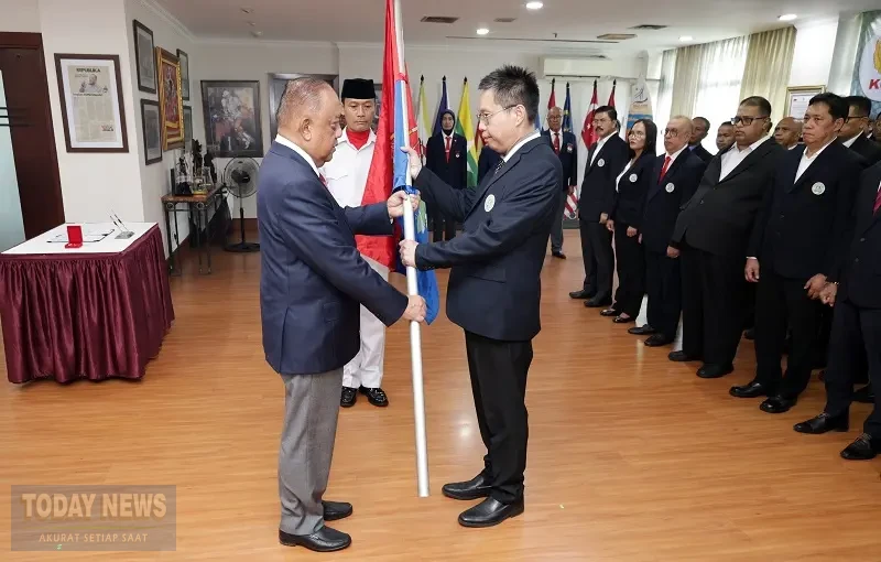 Ketua Umum PB PTMSI 2026 – 2030 Peter Layardi Lay menerima petaka PTMSI dari Ketua Umum KONI Pusat Letjen TNI (Purn) Marciano Norman dalam pelantikan pengurus di Jakarta, Rabu (16/9/2026). (Foto: Istimewa)