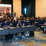 Tim ExxonMobil Lubricants Indonesia memberikan product knowledge mengenai rangkaian produk pelumas Mobil™ kepada para peserta. (Foto: ExxonMobil Lubricants Indonesia)
