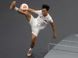Yoga Ardika Putra saat beraksi dalam perjuangan meraih medali perunggu dari nomor tunggal putra cabang olahraga Teqball Asian Games Aichi-Nagoya 2026, Minggu (20/9/2026). (Foto: NOC Indonesia)