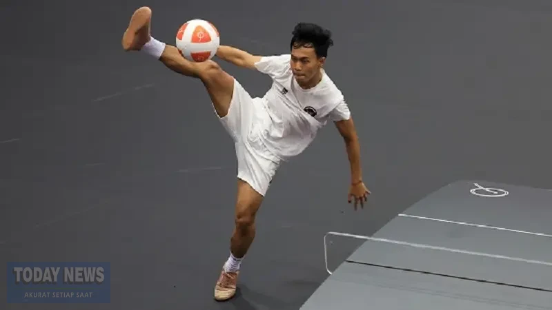 Yoga Ardika Putra saat beraksi dalam perjuangan meraih medali perunggu dari nomor tunggal putra cabang olahraga Teqball Asian Games Aichi-Nagoya 2026, Minggu (20/9/2026). (Foto: NOC Indonesia)