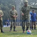 Kepala Staf Koopsudnas, Marsekal Muda (Marsda) TNI Purwoko Aji Prabowo melakukan kick off kejuaraan sepakbola Kasau Cup Angkasa Open 2026, Rabu (23/9/2026), di Stadion Koopsudnas, Halim Perdanakusuma, Jakarta. (Foto: Humas Panpel)