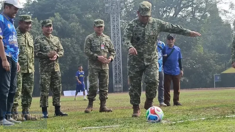 Kepala Staf Koopsudnas, Marsekal Muda (Marsda) TNI Purwoko Aji Prabowo melakukan kick off kejuaraan sepakbola Kasau Cup Angkasa Open 2026, Rabu (23/9/2026), di Stadion Koopsudnas, Halim Perdanakusuma, Jakarta. (Foto: Humas Panpel)