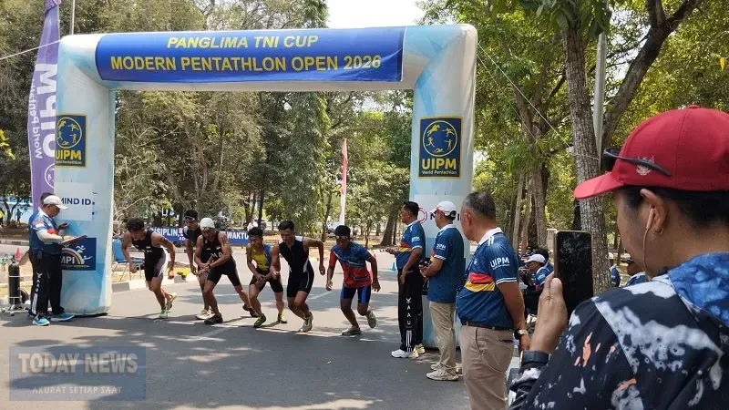 Para atlet melakukan start nomor lari Kejuaraan Modern Petathlon Open Piala Panglima TNI 2026 di AAU Yogyakarta, Sabtu (26/9/2026). (Foto: Humas MPI)