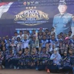 Ketua Umum PP MPI Marsekal Muda (Marsda) TNI Purwoko Aji Prabowo berpose dengan peraih gelar juara umum dan medali Kejuaraan Modern Pentathlon Open Piala Panglima TNI tahun 2026 di AAU, Yogyakarta, Minggu (27/9/2026). (Foto: Humas MPI)
