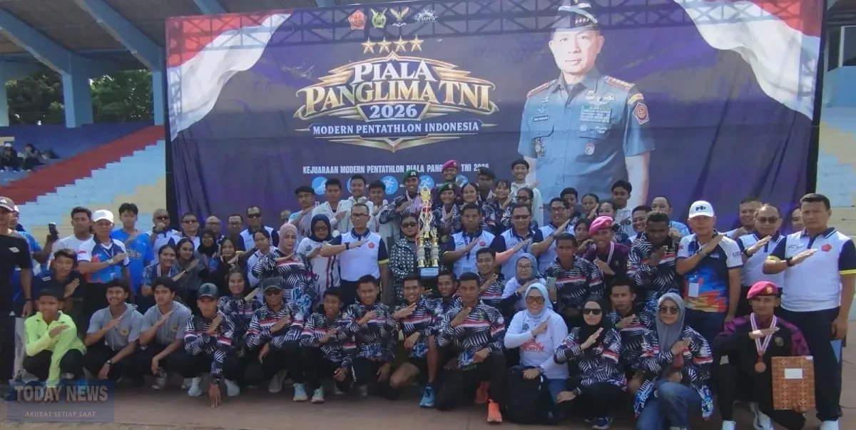 Ketua Umum PP MPI Marsekal Muda (Marsda) TNI Purwoko Aji Prabowo berpose dengan peraih gelar juara umum dan medali Kejuaraan Modern Pentathlon Open Piala Panglima TNI tahun 2026 di AAU, Yogyakarta, Minggu (27/9/2026). (Foto: Humas MPI)
