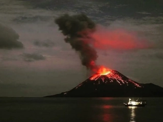 erupsi-anak-krakatau-di-tengah-laut-13-pemancing-bergegas-tinggalkan-lokasi-05092026-083405