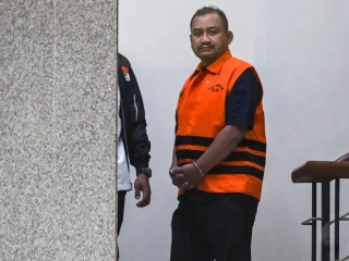 KPK-Tahan-Bupati-Pemalang-300726-Fah-2