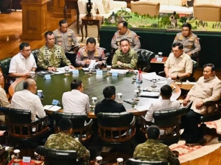 Prabowo Bahas Situasi Nasional dan Penanganan Karhutla Bersama Panglima TNI-Kapolri