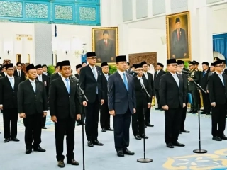 Menteri Koordinator Bidang Pembangunan Manusia dan Kebudayaan (Menko PMK) Sugiono, Menteri Koordinator Bidang Hilirisasi dan Transisi Energi sekaligus Menteri Energi dan Sumber Daya Mineral (ESDM) Bahlil Lahadalia dan menteri lainnya paparkan prioritas kerja. (Foto: BPMI Setpres)
