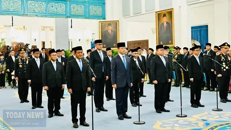 Menteri Koordinator Bidang Pembangunan Manusia dan Kebudayaan (Menko PMK) Sugiono, Menteri Koordinator Bidang Hilirisasi dan Transisi Energi sekaligus Menteri Energi dan Sumber Daya Mineral (ESDM) Bahlil Lahadalia dan menteri lainnya paparkan prioritas kerja. (Foto: BPMI Setpres)