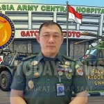 Ketika banyak orang mungkin telah merasa cukup dengan satu bidang keilmuan, Brigjen TNI Jonny justru terus belajar.