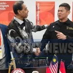 Ketua Umum Komite Olimpiade Indonesia (NOC Indonesia) Raja Sapta Oktohari bersalaman dengan Presiden ASTAF Dato’ Abdul Halim Kader saat mengunjungi arena pertandingan sepak takraw Asian Games Aichi-Nagoya 2026 di Nagoya, Jepang, Sabtu (3/10/2026). (Foto: NOC Indonesia)