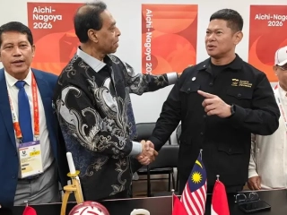 Ketua Umum Komite Olimpiade Indonesia (NOC Indonesia) Raja Sapta Oktohari bersalaman dengan Presiden ASTAF Dato’ Abdul Halim Kader saat mengunjungi arena pertandingan sepak takraw Asian Games Aichi-Nagoya 2026 di Nagoya, Jepang, Sabtu (3/10/2026). (Foto: NOC Indonesia)