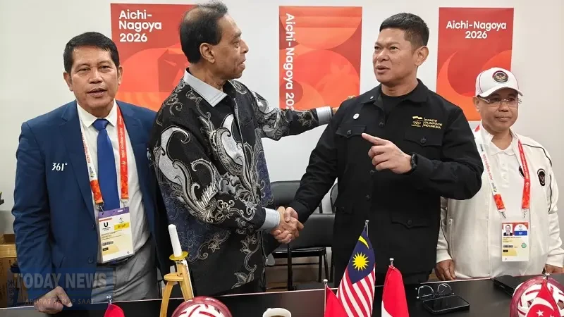 Ketua Umum Komite Olimpiade Indonesia (NOC Indonesia) Raja Sapta Oktohari bersalaman dengan Presiden ASTAF Dato’ Abdul Halim Kader saat mengunjungi arena pertandingan sepak takraw Asian Games Aichi-Nagoya 2026 di Nagoya, Jepang, Sabtu (3/10/2026). (Foto: NOC Indonesia)