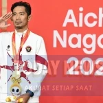 Atlet para balap sepeda Muhammad Fadli Imammuddin memberi hormat dengan kalungan medali emas pada upacara penghormatan pemenang nomor Individual Pursuit (IP) klasifikasi C4 putra Asian Para Games 2026 di Jepang, Selasa (20/10/2026). (Foto: NPC Indonesia)