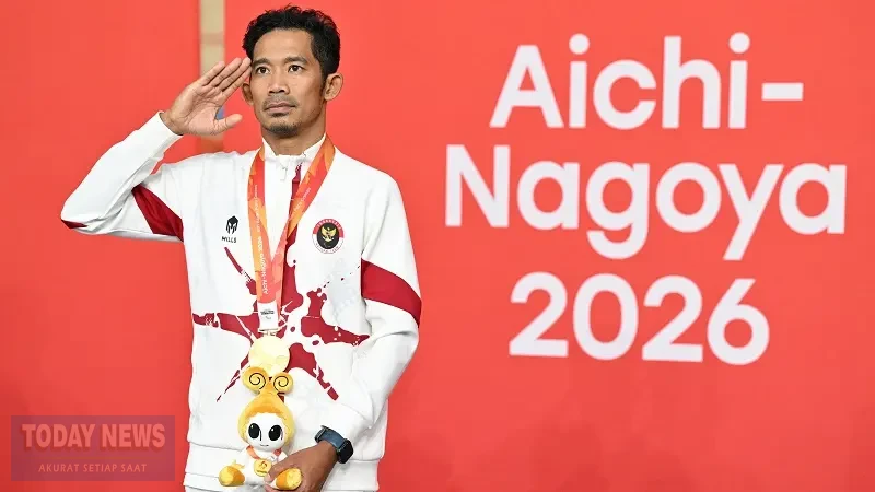 Atlet para balap sepeda Muhammad Fadli Imammuddin memberi hormat dengan kalungan medali emas pada upacara penghormatan pemenang nomor Individual Pursuit (IP) klasifikasi C4 putra Asian Para Games 2026 di Jepang, Selasa (20/10/2026). (Foto: NPC Indonesia)