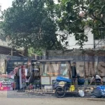 Langgar Aturan, PKL Jalan Cihapit Bongkar Sendiri Lapak Dagangannya